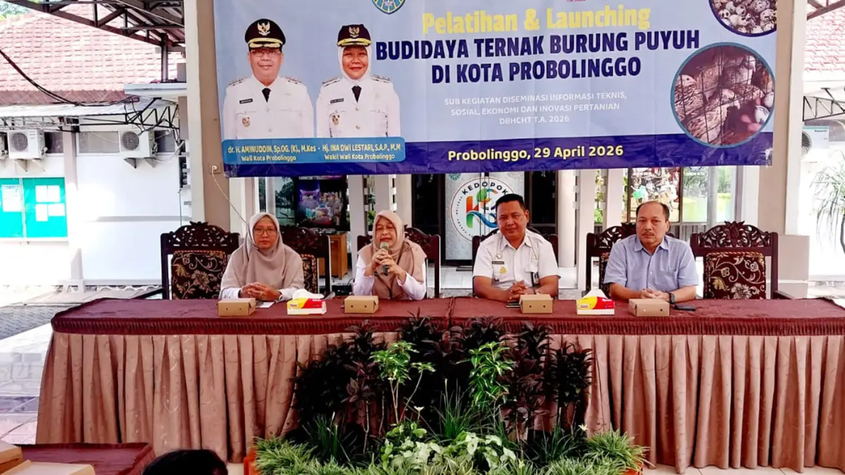 PELATIHAN: Kepala DKPPP Kota Probolinggo Ir. Fitriawati, M.M. didampingi narasumber Prof. Dr. Ir. Osfar Sjofjan, M.Sc., IPU dari Fakultas Peternakan Universitas Brawijaya Malang memberikan pelatihan teknis di Pendopo Kecamatan Kedopok, Rabu (29/4).