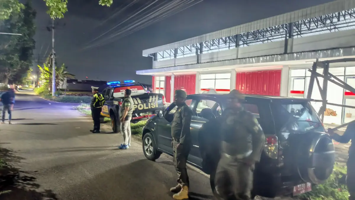 PERIKSA: Personel gabungan memeriksa belasan pengendara motor di Jalan Barito, saat patroli skala besar di Kota Probolinggo, Selasa (28/4) malam. 