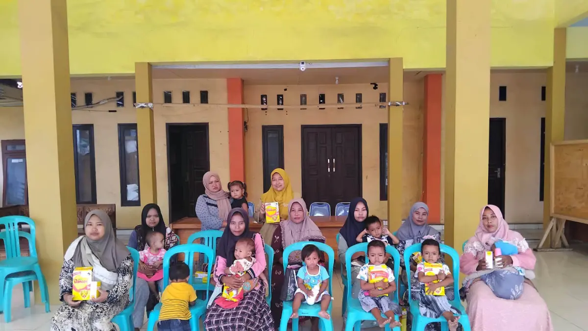 RUTIN:&nbsp;Pemdes Kapasan saat monitoring pelaksanaan posyandu yang fokuskan penurunan angka stunting. (Foto: Pemdes Kapasan for Jawa Pos Radar Bromo)