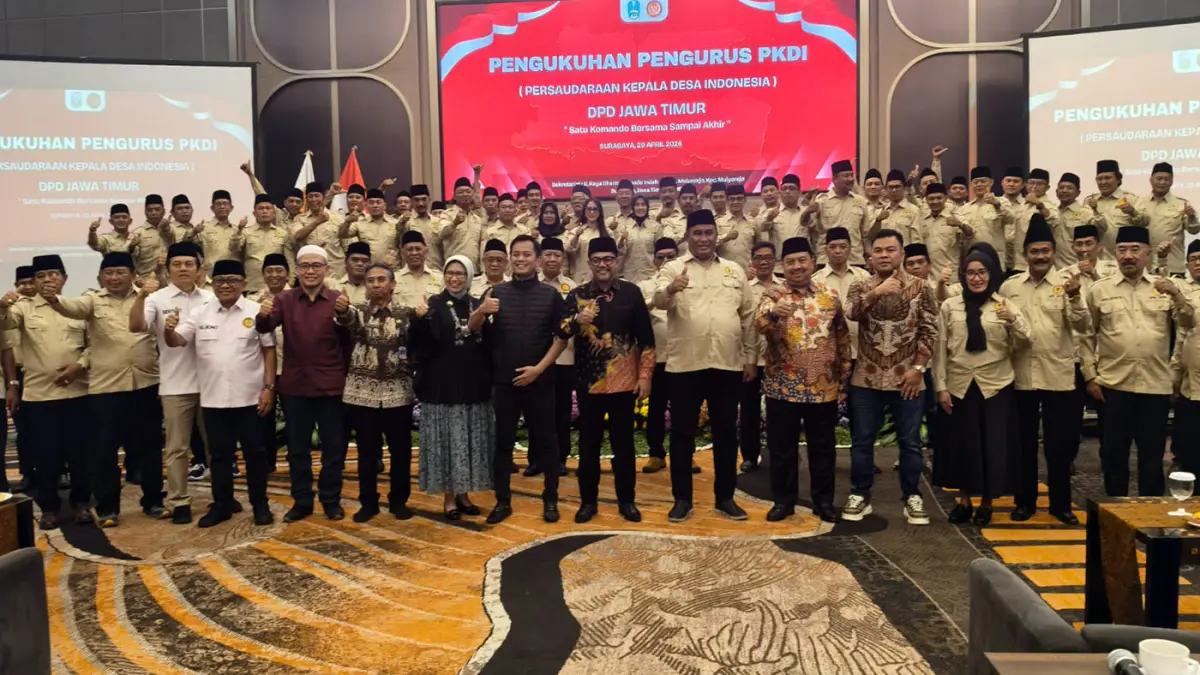 SATU KOMANDO: Ketua Dewan Pembina PKDI Pusat Gus Muhammad Yusuf (Rompi Hitam) bersama beberapa Bupati serta  Pengurus DPD PKDI Jawa Timur berfoto bersama usai dikukuhkan di Surabaya, Rabu (29/4).
