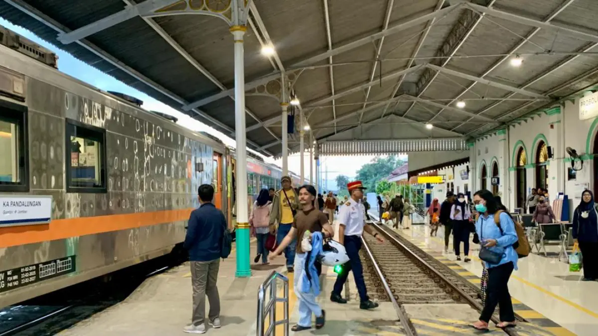 SIAP BERANGKAT: Sejumlah penumpang siap berangkat dari Stasiun Probolinggo. (ARIF MASHUDI/JAWA POS RADAR BROMO)
