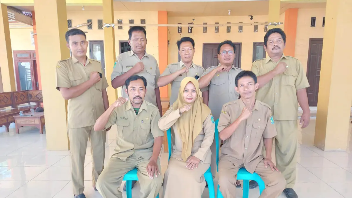 SIAP SIAGA: Jajaran Pemerintah Desa Kapasan bersama Kades Lisyanto yang selalu terdepan melayani masyarakat. (Foto: Pemdes Kapasan for Jawa Pos Radar Bromo)