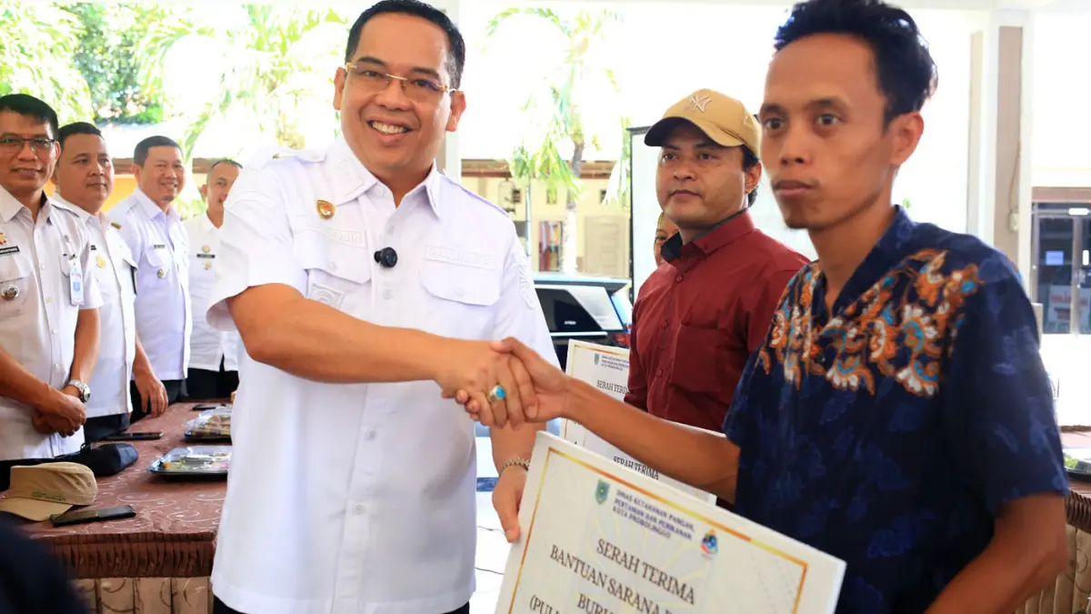 SIMBOLIS: Wali Kota dr Aminuddin saat memberikan bantuan secara simbolis. 