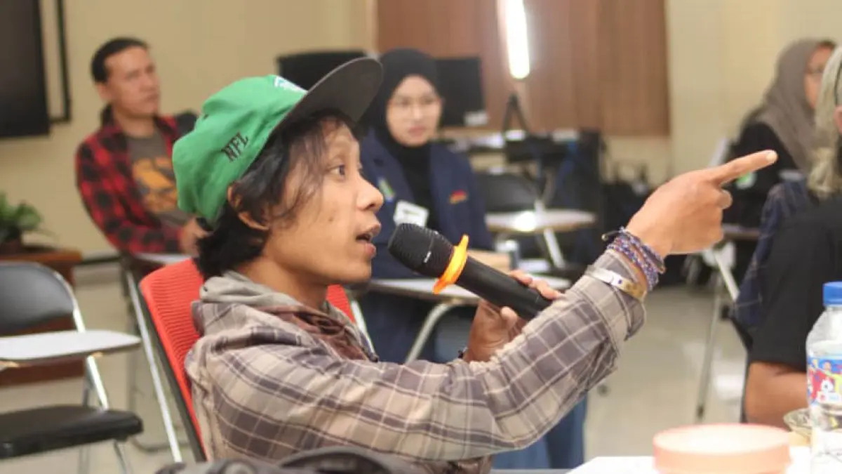 SISI LAIN: Alfian saat menjadi juri dalam sebuah lomba fotografi. Seharinya dia menjadi dosen di IAI Sunan Kalijogo Malang. (Foto: dok Pribadi)