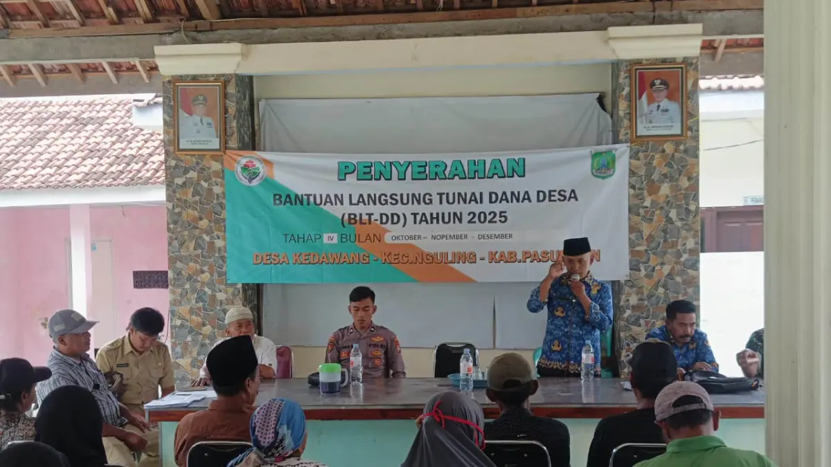 &nbsp;SOSIAL: Pemerintah Desa Kedawang menyalurkan BLT-DD untuk membantu warga yang kurang mampu. (Foto: Fahrizal Firmani/Jawa Pos Radar Bromo)