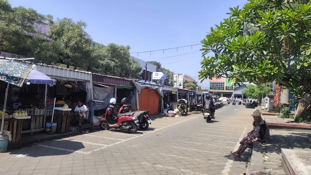 TERLIHAT KUMUH: Sejumlah kios yang berada di sisi barat areal Pasar Besar Pasuruan. Kios-kios inilah yang bakal dibongkar. (Foto: Fahrizal Firmani/Jawa Pos Radar Bromo)