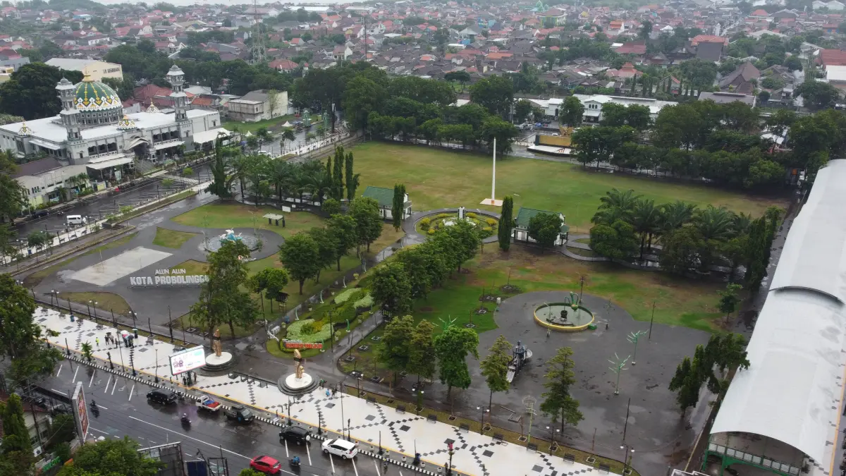 WAJAH BARU: Potret Alun-alun Probolinggo dipotret dari atas saat siang hari. Pemkot berencana membangun kafe untuk menambah fasilitas untuk menarik kunjungan ke tempat ini. (Foto: Fahreza/Jawa Pos radar Bromo)
