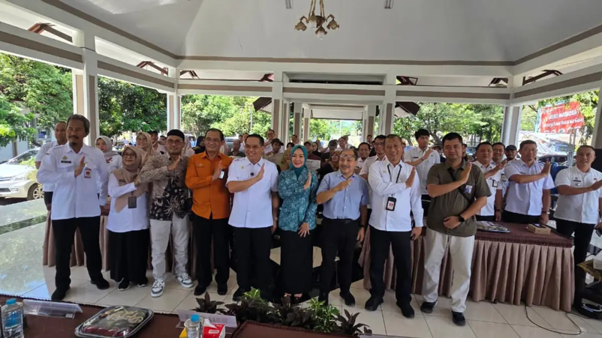 FOTO BERSAMA : Wali Kota Probolinggo dr. Aminuddin didampingi Pj Sekda Kota, Ketua Komisi I DPRD Kota, Ketua TP PKK Kota, Narsum dan kepala DKPPP foto bersama usai Pelatihan dan Launching Budi Daya Ternak Burung Puyuh di Kota Probolinggo, kemarin siang.  (ini tidak dikirim fotonya sama elyn). 