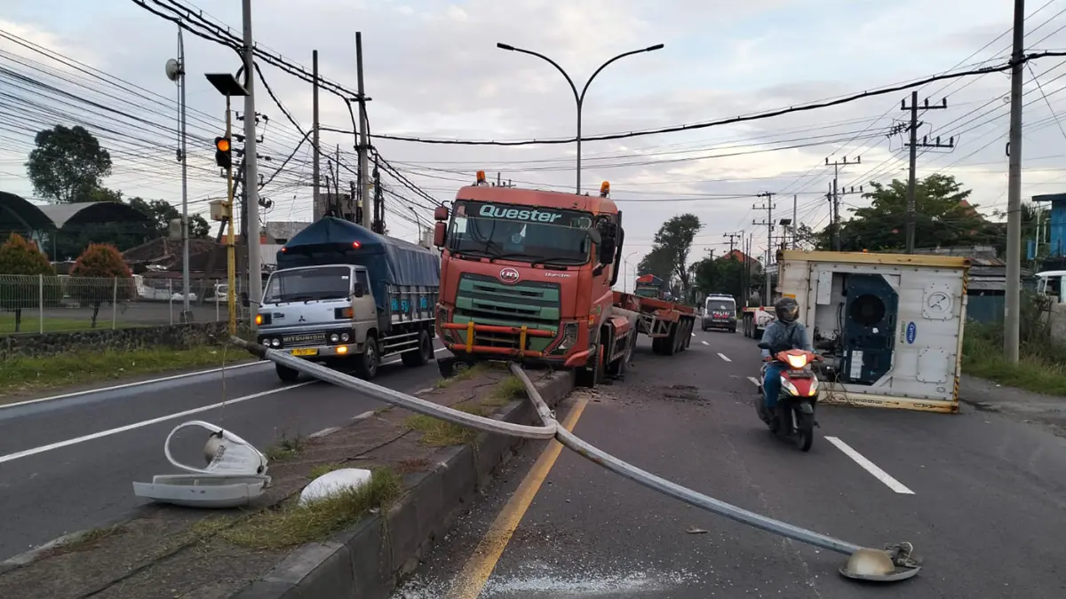 EVAKUASI: Truk kontainer yang mengalami kecelakaan di jalan nasional ruas Surabaya– Malang, simpang tiga Bareng, Desa Sumberejo, Kecamatan Pandaan, sempat menutup akses vital. Petugas harus mendatangkan crane untuk mengevakuasi kendaraan. (Rizal Syatori/ Radar Bromo)