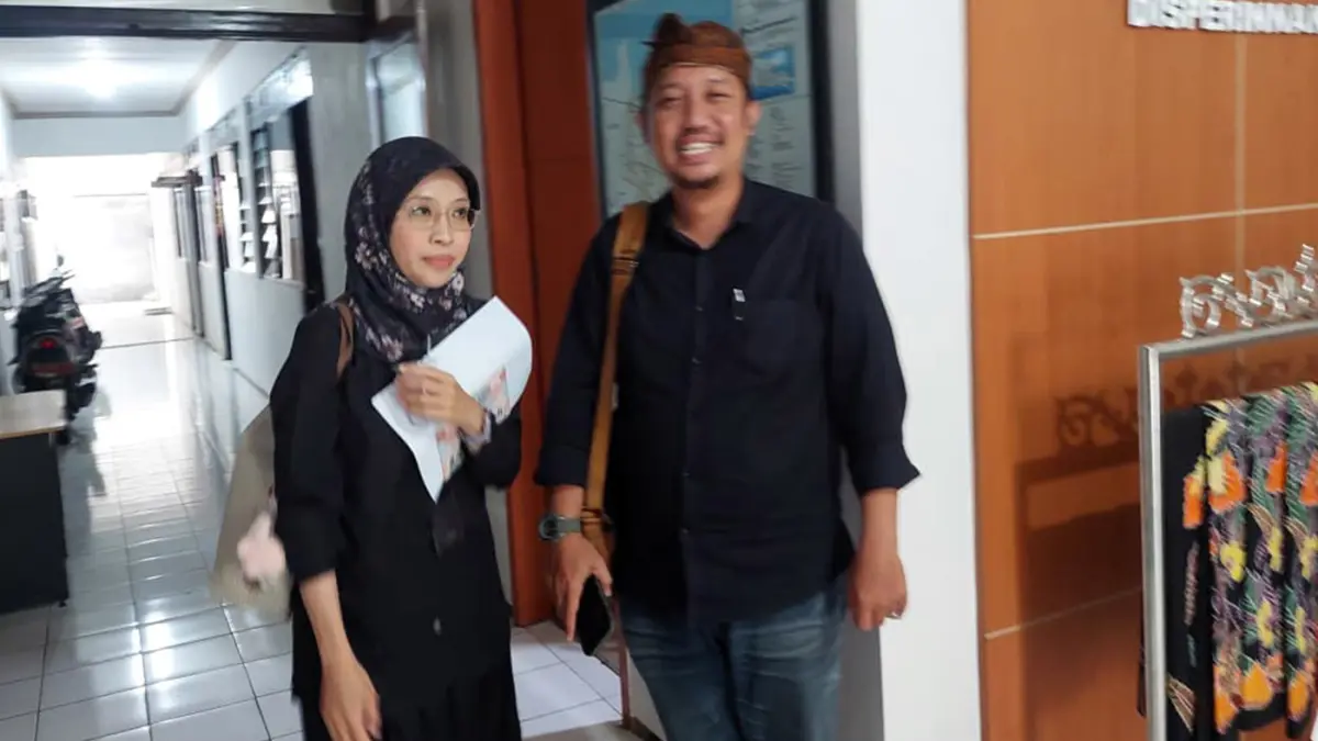 Andi Rachmanto, kuasa hukum MD, eks bracnh manager dan Galuh Anggia, HCBP Region Jatim, Bali, Nusra, PT Bank Muamalat, saat keluar dari ruang pertemuan Disperin Naker Kota Probolinggo.