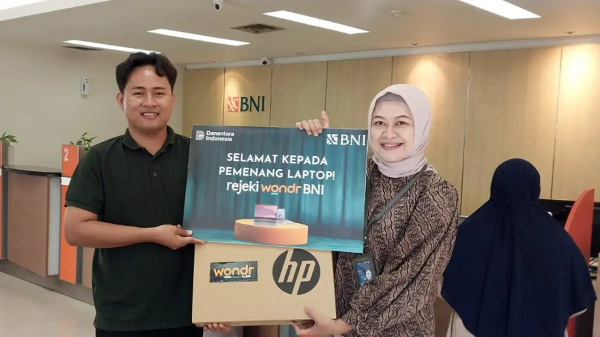 BERUNTUNG: Nasabah yang berhasil membawa pulang hadiah laptop dari program rejeki Wondr BNI. 