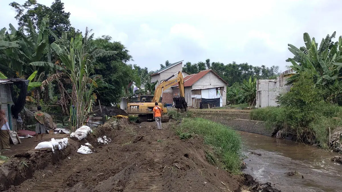 DIKERUK: Normalisasi Sungai Petung di wilayah Blandongan, Kecamatan Bugul Kidul, Kota Pasuruan yang diselimuti tantangan, dengan padatnya rumah penduduk. (PSDA Jatim for Radar Bromo)