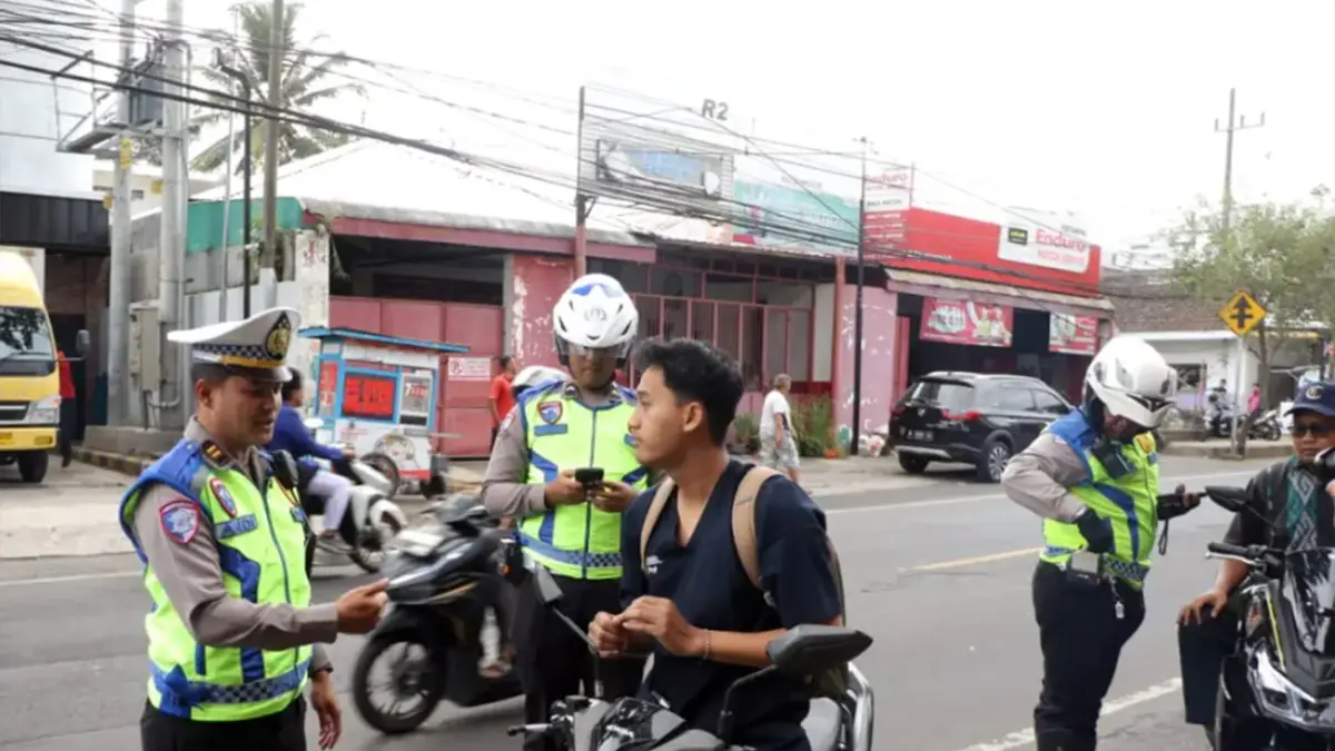 Ditlantas Polda Jatim melakukan penindakan ETLE Handheld di wilayah Jatim