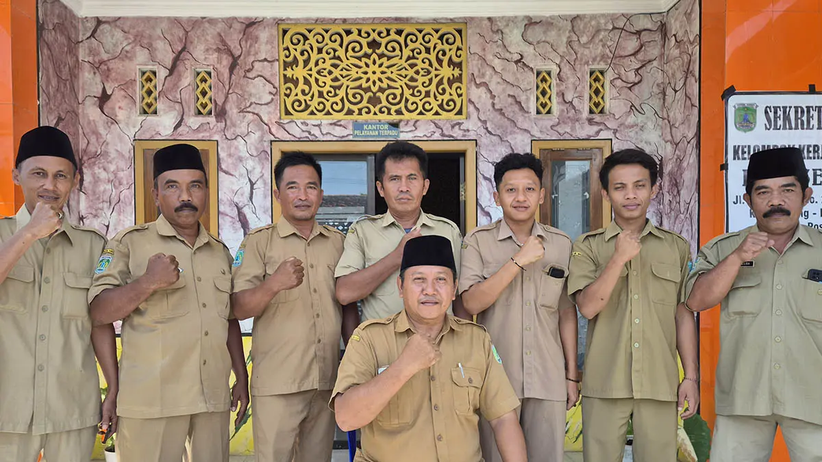 DUKUNG PEMBANGUNAN: Jajaran perangkat Desa Sedarum bersama Kades Mohammad Halimi. (Foto: Pemdes Sedarum for Jawa Pos Radar Bromo)