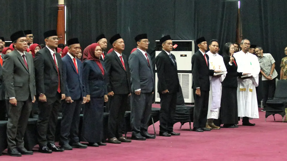 GERBONG MUTASI: Rudiyanto (depan, tengah) yang kini dimutasi jadi staf ahli wali kota Pasuruan.  