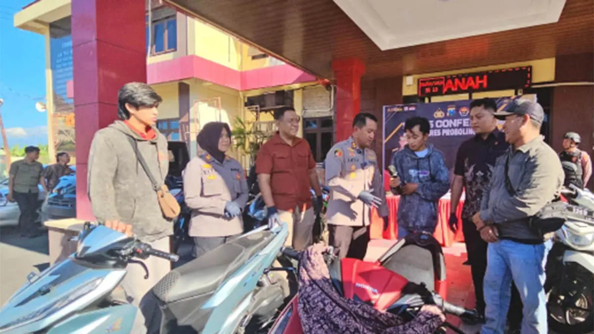 JADI ATENSI: Pengembalian motor korban begal kepada pemiliknya yang dilakukan di Polres Probolinggo beberapa waktu lalu.( Foto: dok Jawa Pos Radar Bromo)