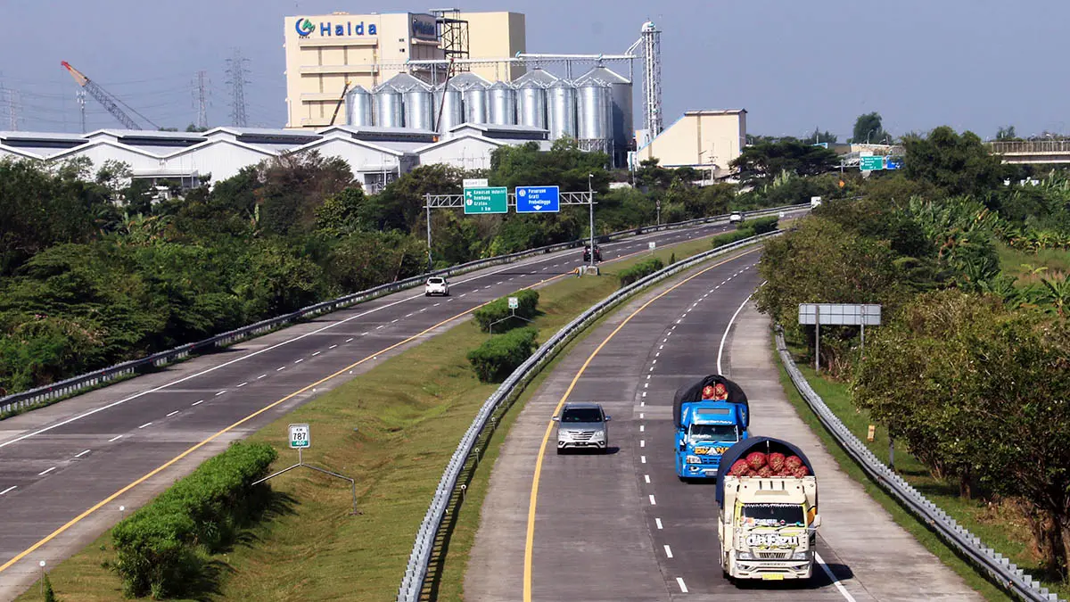 JALUR PENTING: Keberadaan jalan tol yang mendorong masuknya investasi di Kabupaten Pasuruan. Dengan banyaknya investor yang masuk, akan mendongkrak pendapatan daerah. (Dokumen Radar Bromo)