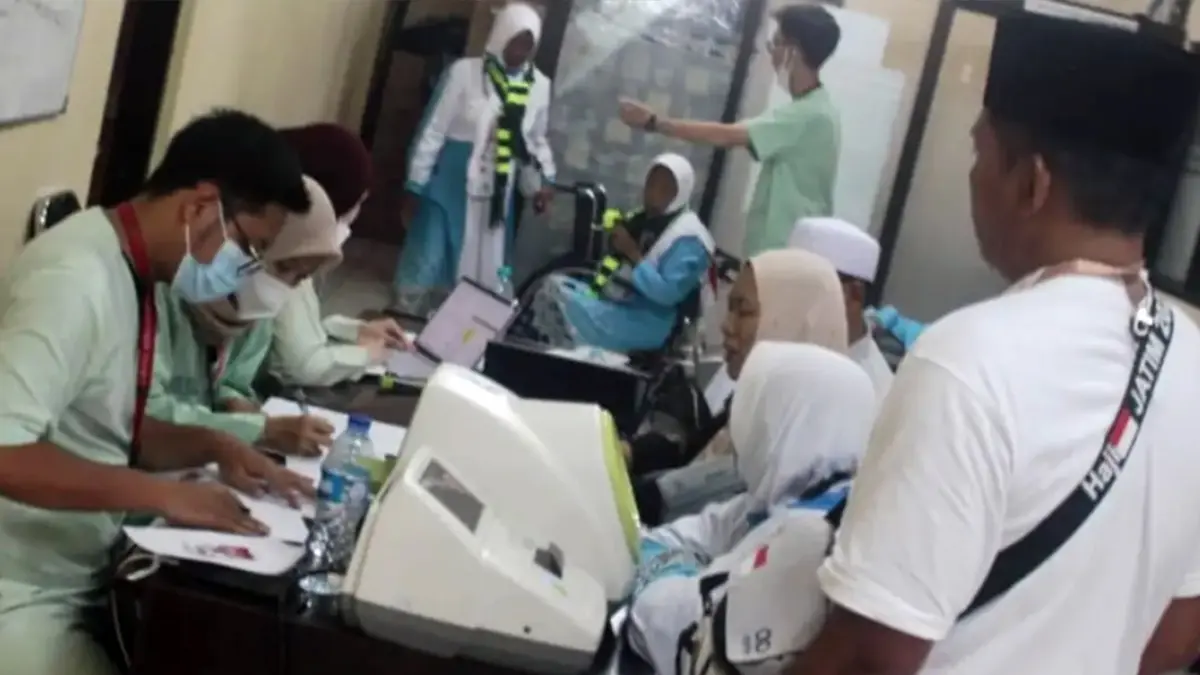 Jemaah haji saat berada di klinik Asrama Haji Embarkasi Surabaya untuk memeriksakan kesehatan. (Rahmat Sudrajat/Radar Surabaya)
