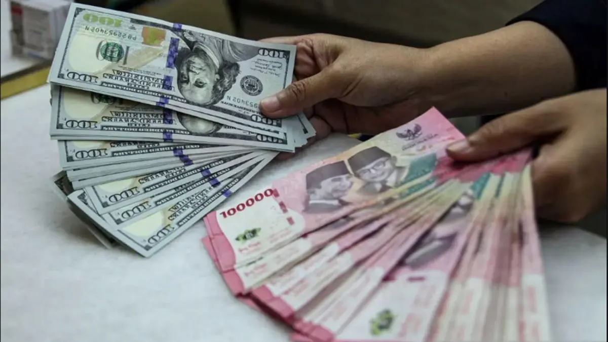 Karyawan menunjukkan uang pecahan rupiah dan dolar Amerika Serikat (AS) di gerai penukaran mata uang asing Ayu Masagung, Kwitang, Jakarta, Kamis (23/4/2026). ANTARA FOTO/Darryl Ramadhan/wsj.