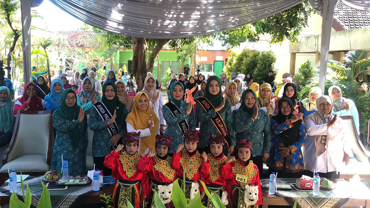 KOMPAK: Bunda PAUD Kota Probolinggo, dr. Evariani dan Kepala Disdikbud Kota Probolinggo, Siti Romlah foto bersama para peserta dalam kegiatan Festival Hari Anak Nasional (HAN) di SMP Negeri 3 Kota Probolinggo. (Foto: Inneke Agustin/Jawa Pos Radar Bromo)