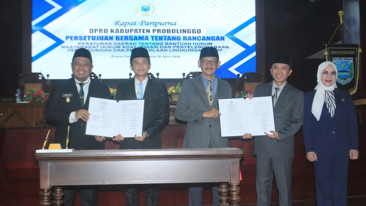 KOMPAK: Pimpinan DPRD Kabupaten Probolingo bersama Wakil Bupati Probolinggo Fahmi AHZ menunjukkan nota persetujuan bersama yang sudah ditanda tangani.