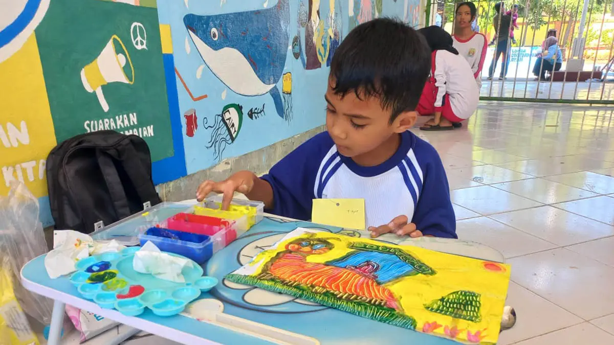 KREATIF: Salah satu peserta lomba finger painting tingkat TK dalam Festival Hari Anak Nasional (HAN) di SMP Negeri 3 Kota Problinggo. (Foto: Inneke Agustin/Jawa Pos Radar Bromo)