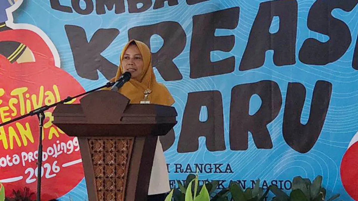 LAPORAN: Kepala Disdikbud Kota Probolinggo, Siti Romlah saat menyampaikan laporan acara pada Festival Hari Anak Nasional (HAN) di SMP Negeri 3 Kota Problinggo, Rabu (29/4). (Foto: Inneke Agustin/Jawa Pos Radar Bromo)