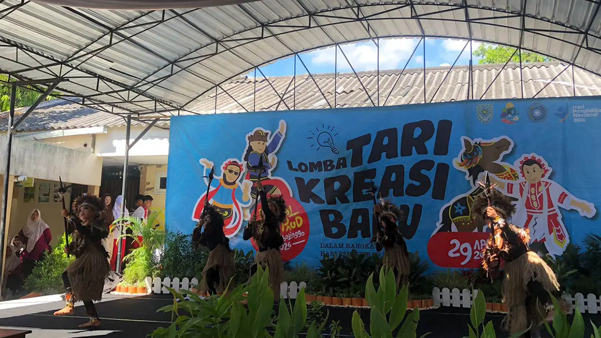 LINCAH: Salah satu penampilan peserta lomba tari kreasi baru tingkat TK dalam Festival Hari Anak Nasional (HAN) di SMP Negeri 3 Kota Problinggo. (Foto: Inneke Agustin/Jawa Pos Radar Bromo)