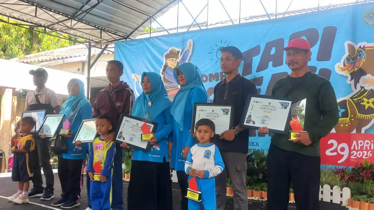 PARA PEMENANG: Penyerahan hadiah lomba digendong ayah tingkat KB dalam Festival Hari Anak Nasional (HAN) di SMP Negeri 3 Kota Problinggo. (Foto: Inneke Agustin/Jawa Pos Radar Bromo)