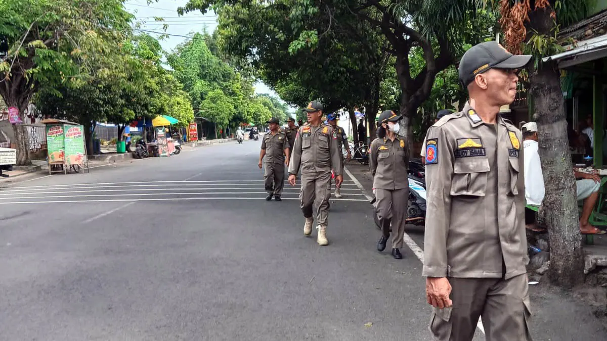 PATROLI: Petugas Satpol PP Kota Pasuruan saat melakukan penyisiran di wilayah Kota Pasuruan, untuk menjaring ASN nakal. (Satpol PP Kota Pasuruan for Radar Bromo)