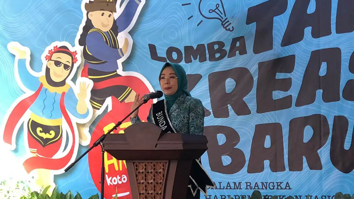 PEMBUKAAN: Bunda PAUD Kota Probolinggo, dr. Evariani saat memberikan sambutan dan membuka kegiatan Festival Hari Anak Nasional (HAN) di SMP Negeri 3 Kota Problinggo. (Foto: Inneke Agustin/Jawa Pos Radar Bromo)