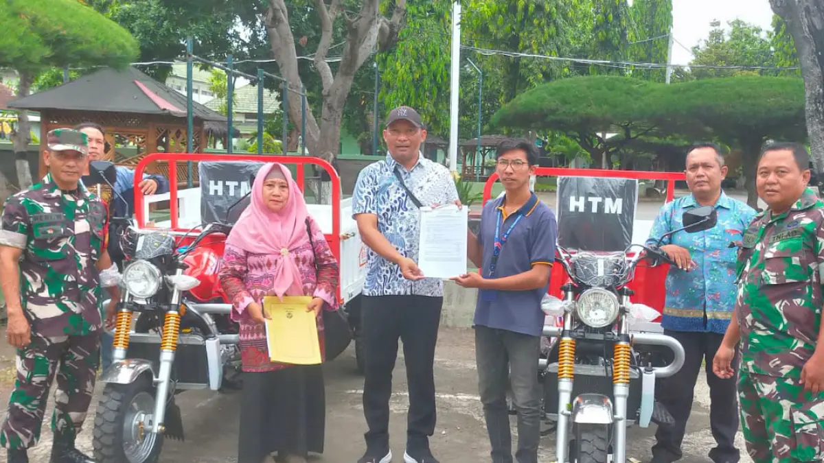 PENYALURAN: Anggota Kodim 0820 Probolinggo menyalurkan sejumlah armada roda tiga untuk operasional KDKMP di Makodim, Kamis (30/4). (KODIM 0820 PROBOLINGGO FOR JAWA POS RADAR BROMO)