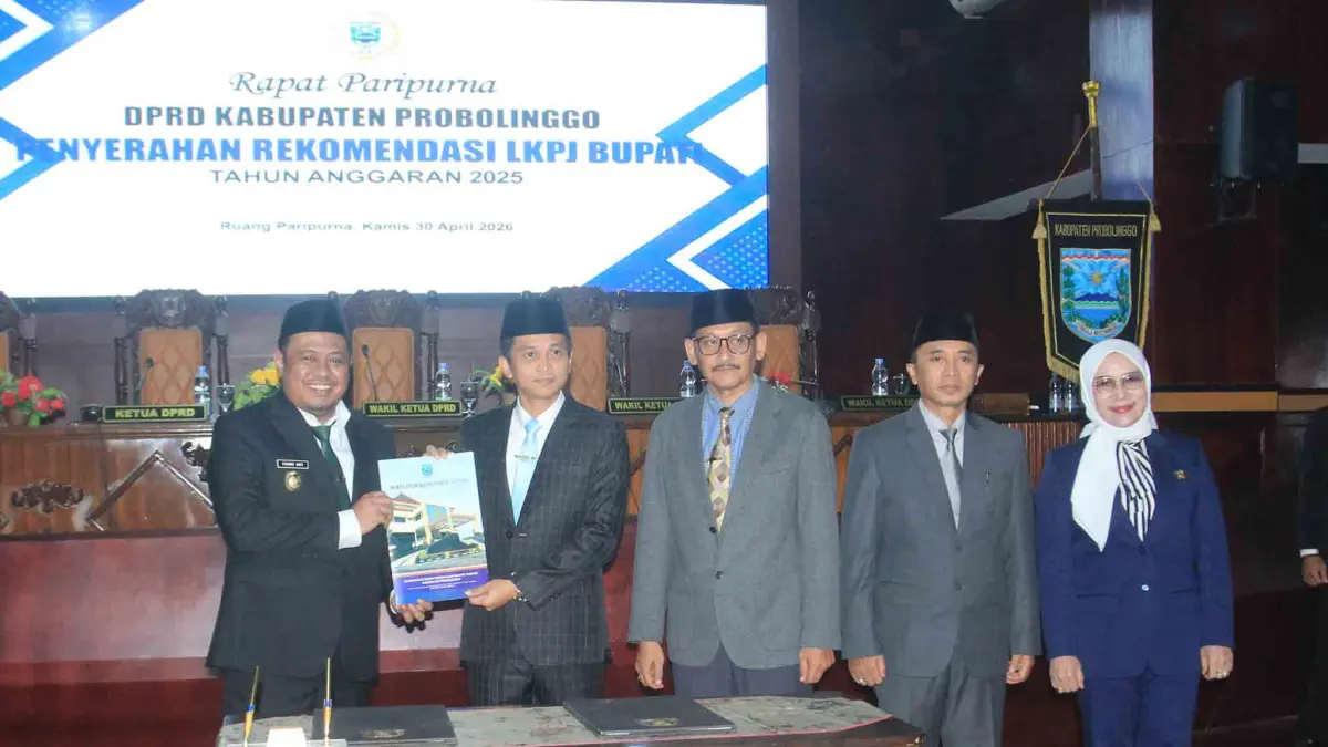 REKOMENDASI: Ketua DPRD Kabupaten Probolinggo Oka Mahendra Jati Kusuma menyerahkan rekomendasi LKPj Bupati Probolinggo kepada Wakil Bupati Probolinggo, Fahmi AHZ.