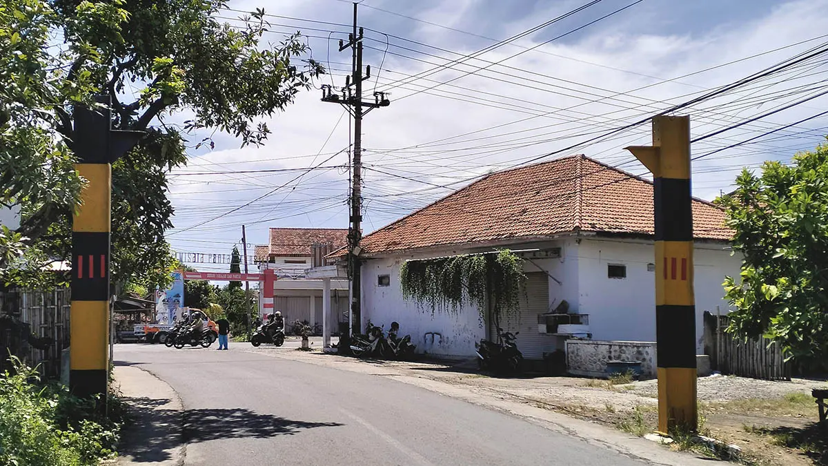 SEGERA DIFUNGSIKAN: Tiang portal di Klaseman, Kecamatan Gending telah terpasang. Namun untuk penerapannya masih perlu sosialisasi. (Foto : Achmad Arianto/Jawa Pos Radar Bromo)