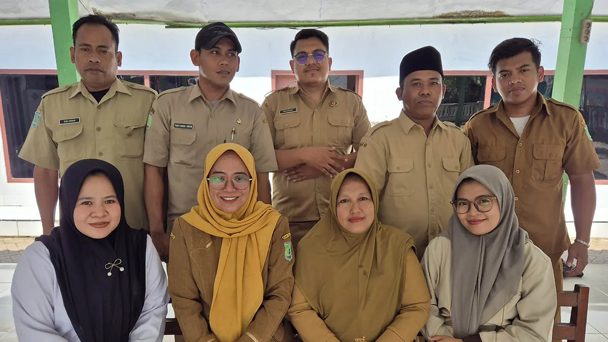 SELALU KOMPAK: Kades Watestani Shofiyah (duduk depan dua dari kanan) bersama jajaran perangkat desa. (Foto: Pemdes Watestani for Jawa Pos Radar Bromo)