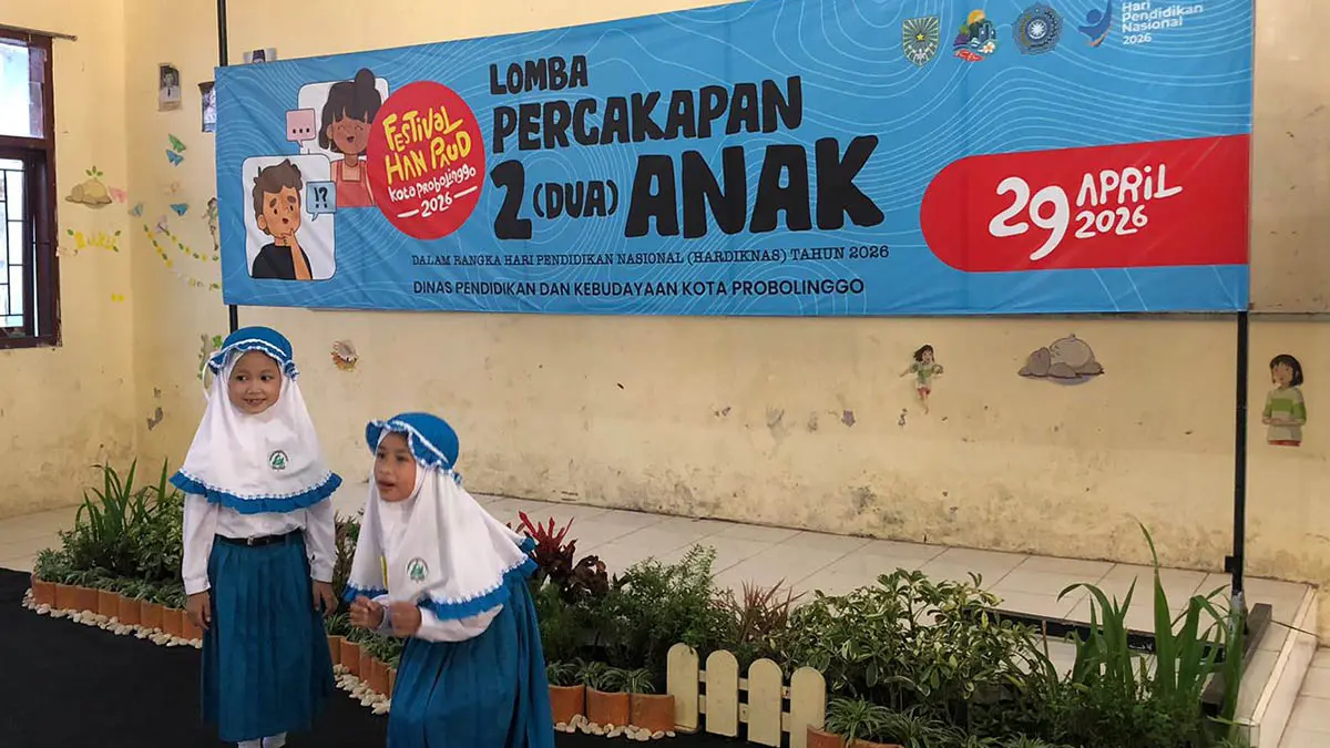 SERU: Salah satu penampilan peserta lomba percakapan dua anak tingkat TK dalam Festival Hari Anak Nasional (HAN) di SMP Negeri 3 Kota Problinggo. (Foto: Inneke Agustin/Jawa Pos Radar Bromo)