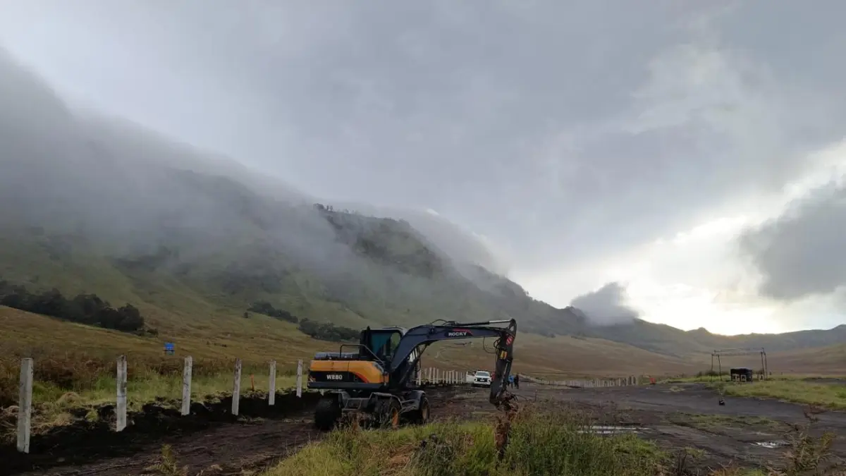 Alat berat dikerahkan untuk memasang patok di kawasan kaldera Bromo. (Istimewa)