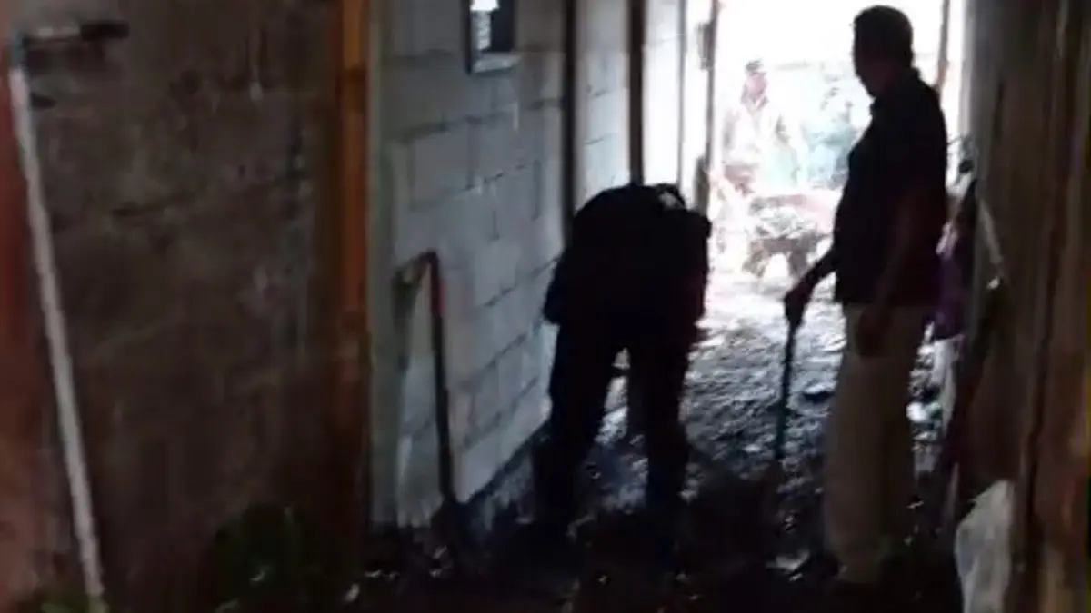 BERSIHKAN LONGSORAN: Petugas lintas OPD bersama warga sekitar gotong royong membersihkan material longsor di rumah Slamet alias Ngatono di Dusun Pondok Terop, Desa Sapih, Lumbang, Jumat (1/5).