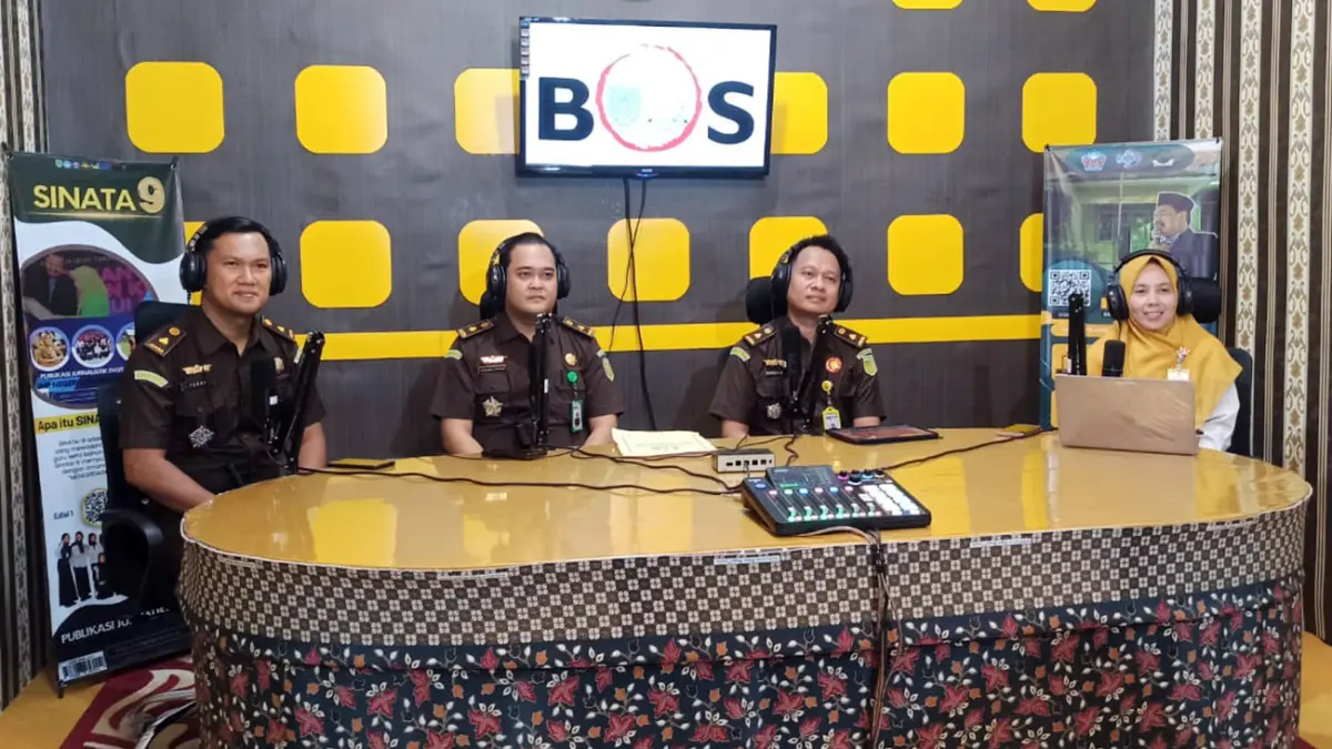 KONSULTASI: Kepala Disdikbud Kota Probolinggo Siti Romlah bersama tim Klinik Konsultasi mengedukasi seluruh Tim Manajemen BOSP secara daring melalui kanal podcast dari SMPN 9 Kota Probolinggo. 
