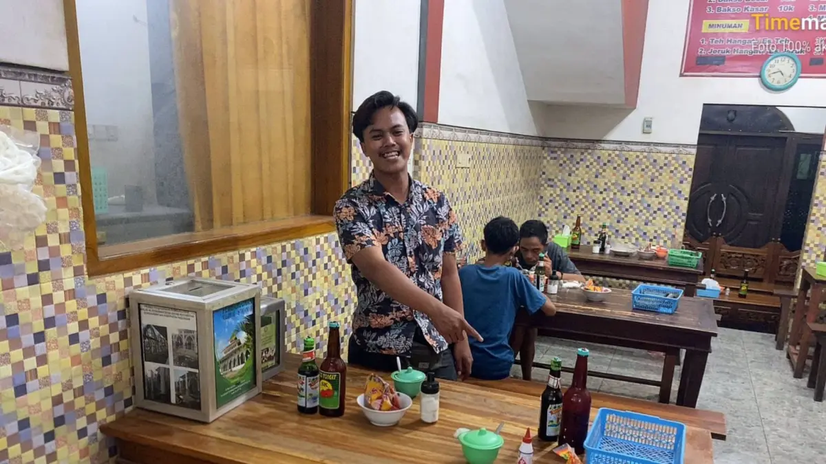 LOKASI: Meja korban tempat makan bakso solo di Gondangwetan.