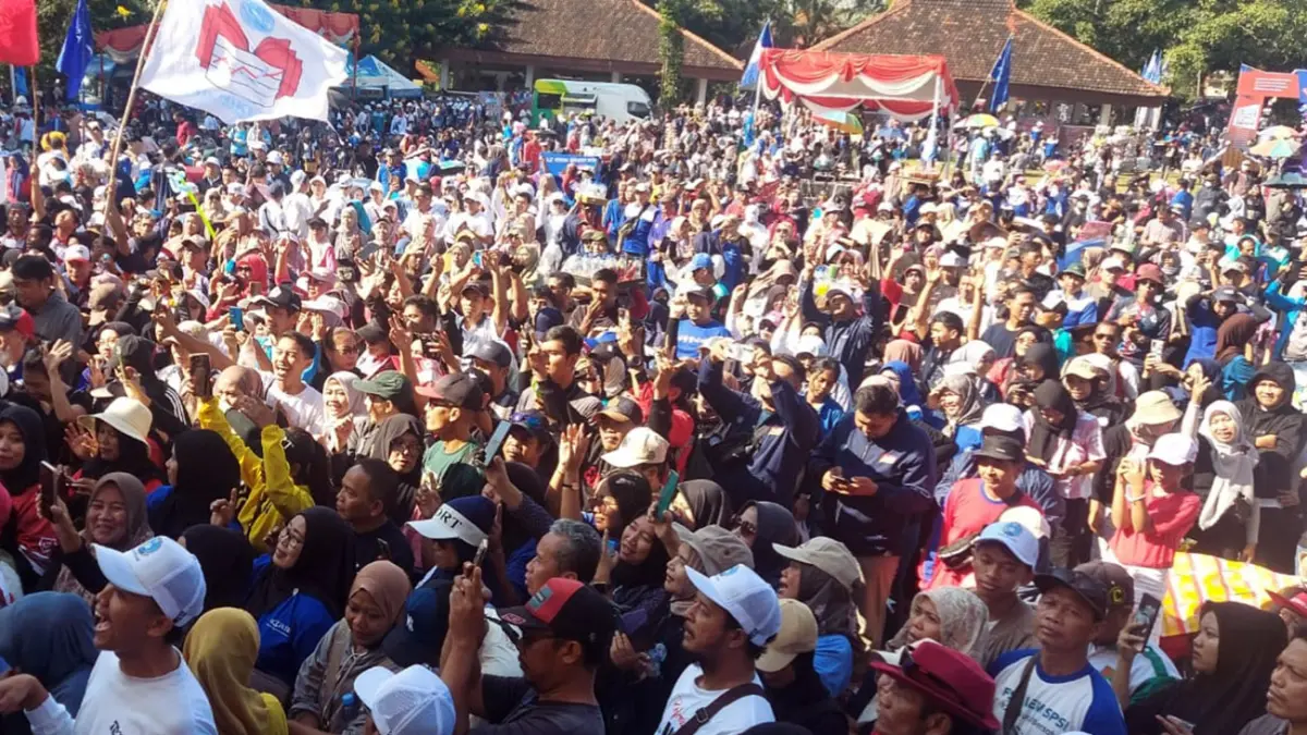 MAY DAY: Ribuan buruh di Kabupaten Pasuruan saat mengikuti perayaan May Day di TCW Pandaan, (1/5). (Rizal Syatori/ Radar Bromo)