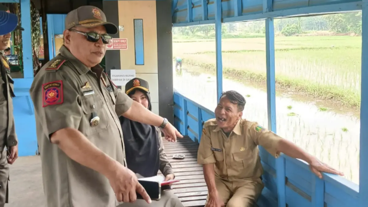 RAZIA: Satpol PP Kota Pasuruan saat melakukan razia di salah satu warung. (Satpol PP Kota Pasuruan for Jawa Pos Radar Bromo)