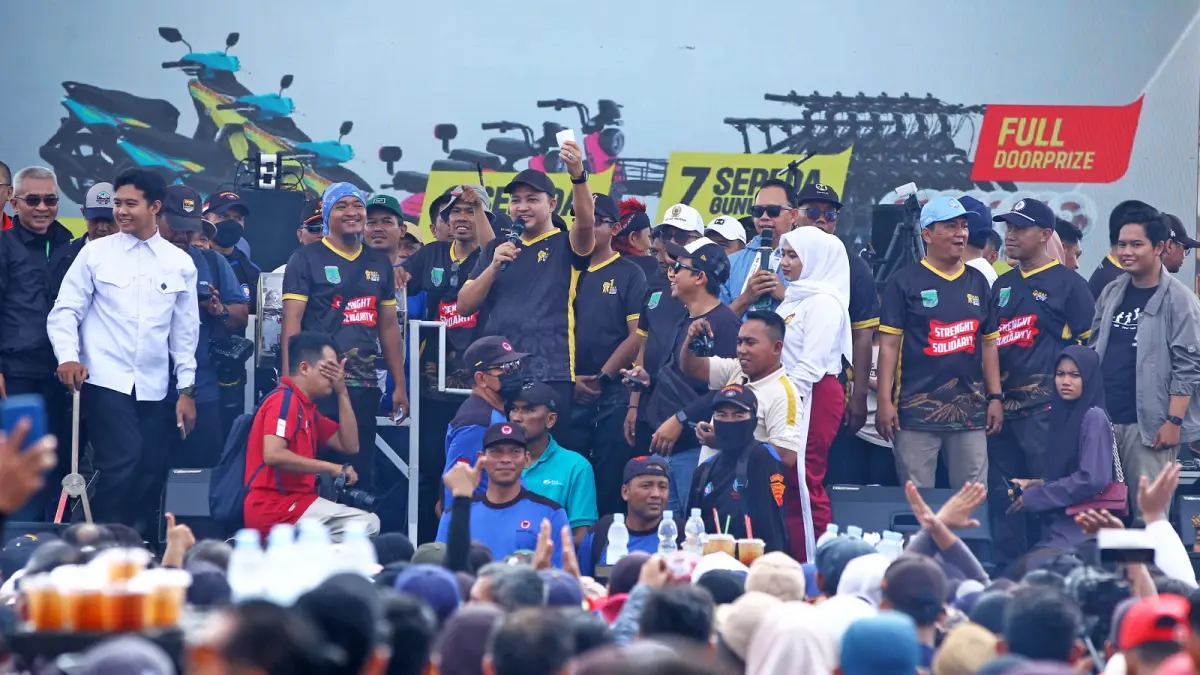 SINERGI DUNIA INDUSTRI: Pengundian jalan sehat dalam acara May Day tahun 2025 lalu yang berlangsung meriah. Kemeriahan tersebut akan kembali digelar tahun ini, dengan konsep lebih semarak.