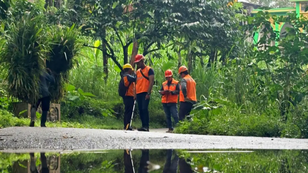 SUREVEI: Tim survei PLN Pasuruan saat melakukan pengecekan lokasi di wilayah Sedaeng, Kecamatan Tosari. Penantian warga untuk mendapatkan asupan listrik, sepertinya bakal terwujud.  (Istimewa)