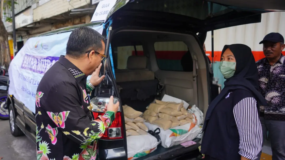 Wali Kota Probolinggo dr Aminuddin saat memantau pasar murah. (Arif Mashudi/ Radar Bromo)
