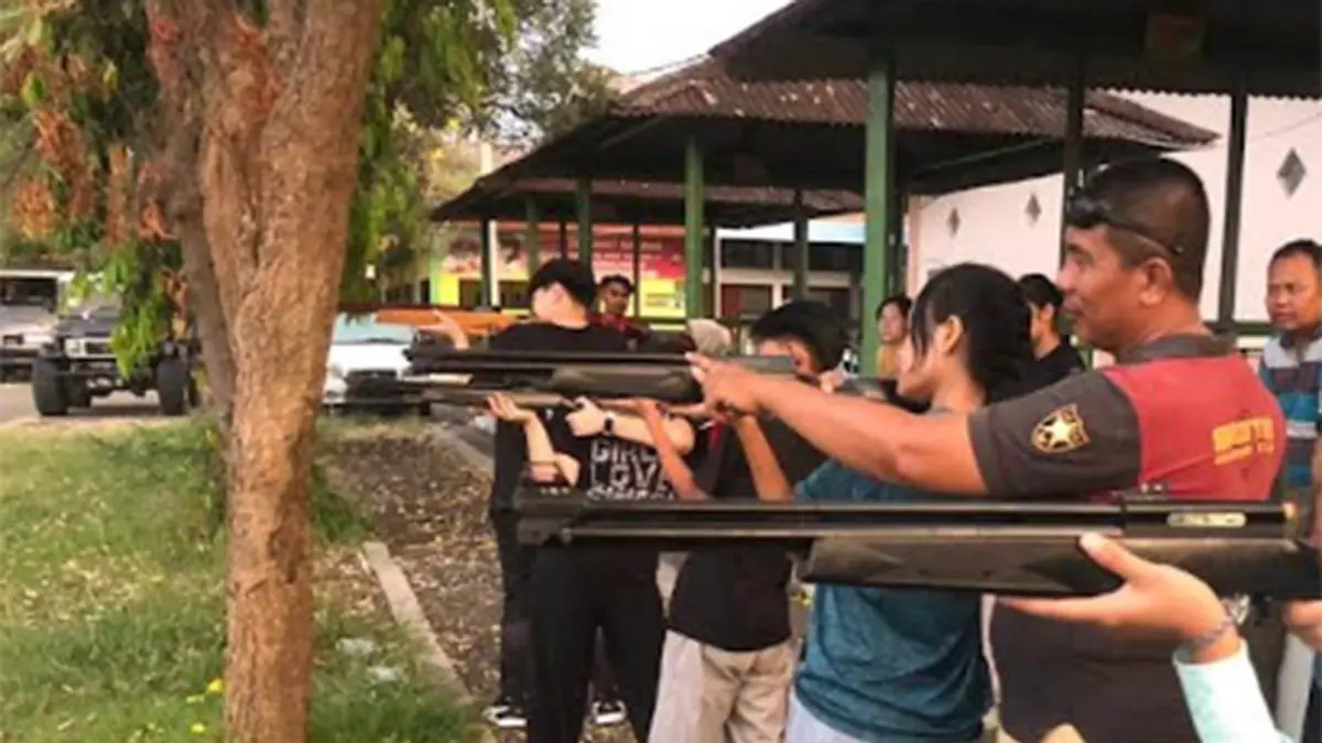 MASIH BELIA: Sejumlah atlet Perbakin Kota Probolinggo latihan di lapangan SMK Negeri 2 Kota Probolinggo, Minggu (26/4) lalu. (Foto: Perbakin for Jawa Pos Radar Bromo)