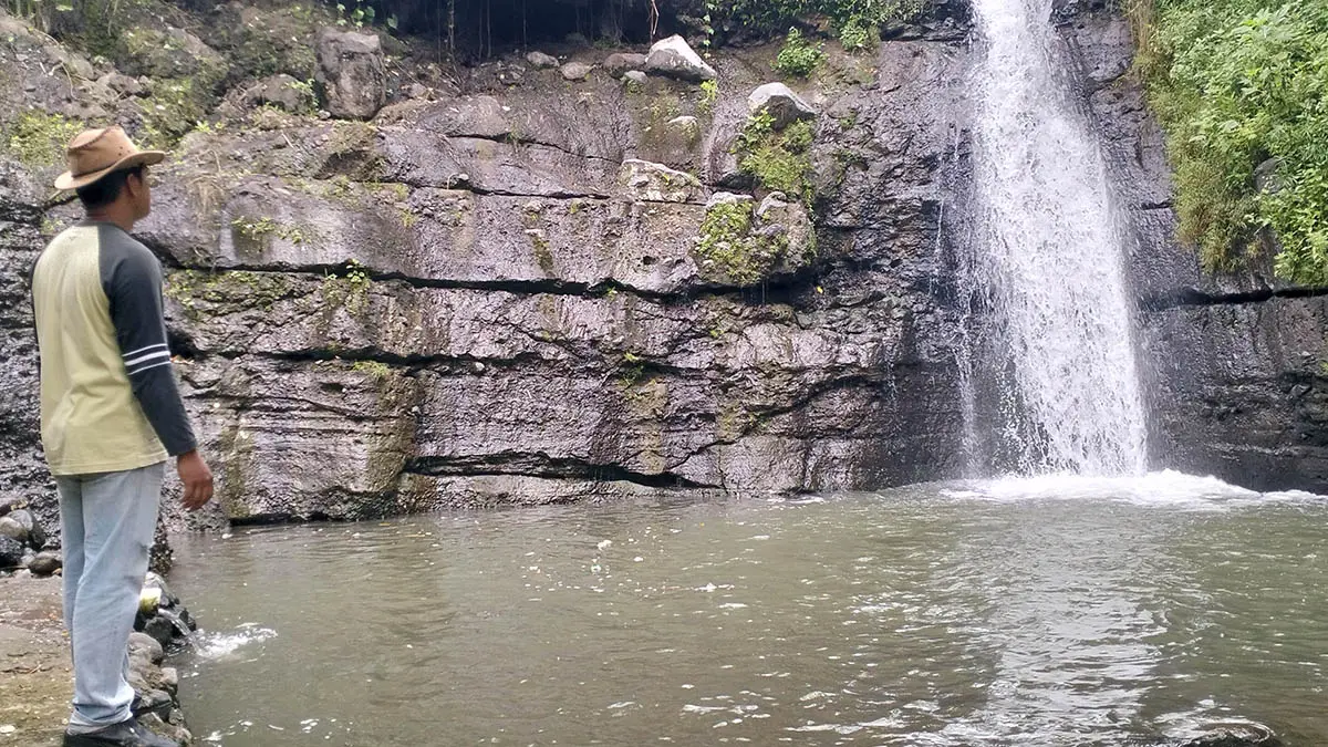 MELIMPAH: Air terjun alami tersebut, dikenal dengan airnya yang tak pernah kering. Sekalipun musim kemarau datang. (Rizal Syatori/Radar Bromo)