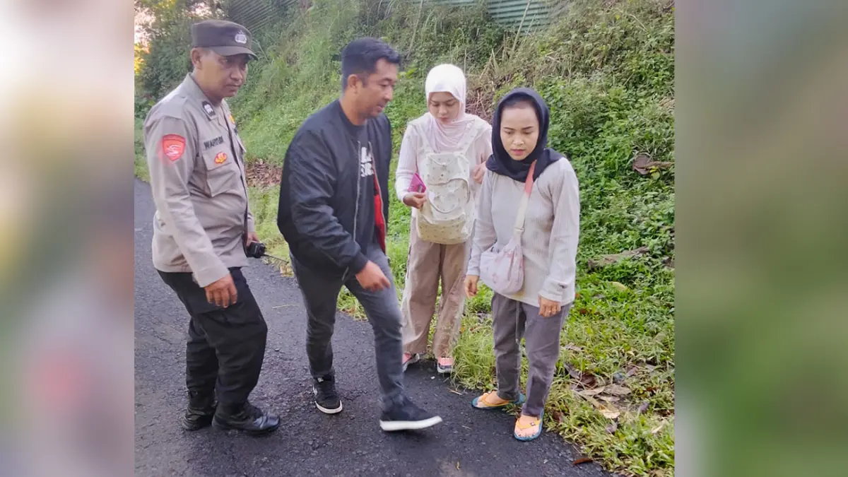 OLAH TKP: Petugas saat melakukan olah TKP di jalan raya Ngembal, Tutur, Kabupaten Pasuruan, (2/5).