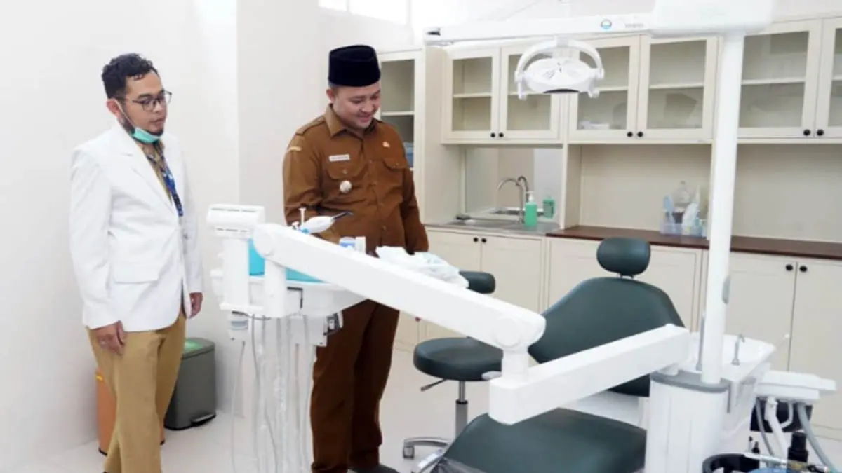 TINJAU: Bupati Pasuruan M Rusdi Sutejo saat meninjau layanan poli gigi di RSUD Bangil beberapa waktu lalu. Fasilitas penunjang di RSUD Bangil, tak lepas dari dukungan anggaran DBHCHT. (Pemkab Pasuruan for Radar Bromo)