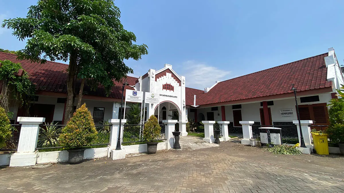 BERSEJARAH: Asrama polisi di Kota Pasuruan ini merupakan bagian dari sejarah. Karena sebelumnya, merupakan penjara peninggalan Belanda. (Foto: Istimewa)